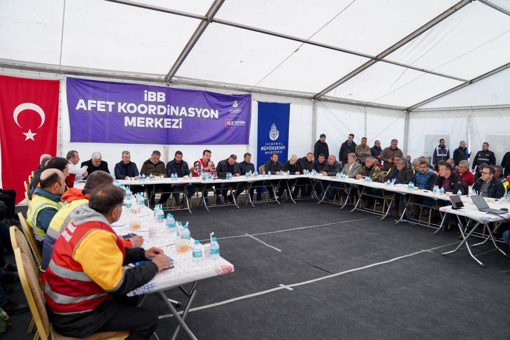 İmamoğlu: Her şeyi rant gibi malzeme biçimine dönüştürürsek insanı insan olmaktan, devleti devlet olmaktan uzaklaştırırız 16